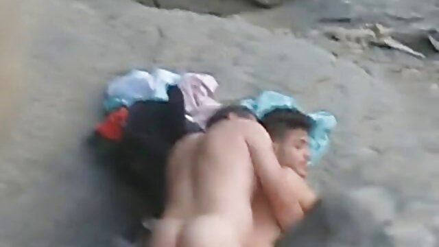 Adolescente amateur caliente chupa tías desnudas follando y folla