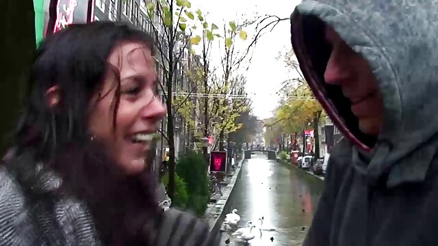 Después de una pausa para fumar un poco, Zoe recibe una carga de semen tiasfollando sobre ella